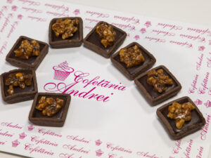 Minitarte ganache ciocolata si nuca caramelizata