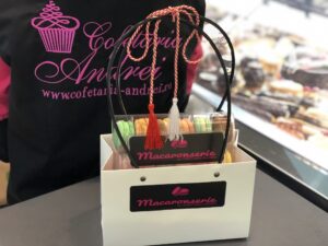 Cutie cu 12 Macarons editie Martie si punga cadou