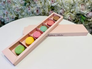 Cutie roz cu fereastra 6 macarons